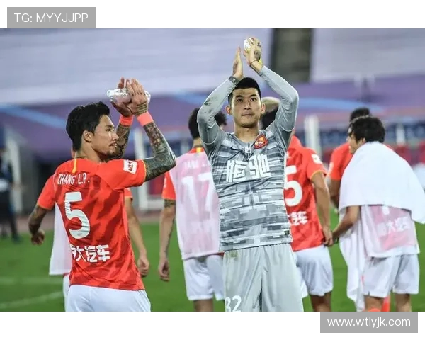 恒大与富力精彩对决集锦回顾赛场瞬间尽显足球魅力与激情 恒大与富力精彩对决集锦回顾赛场瞬间尽显足球魅力与激情