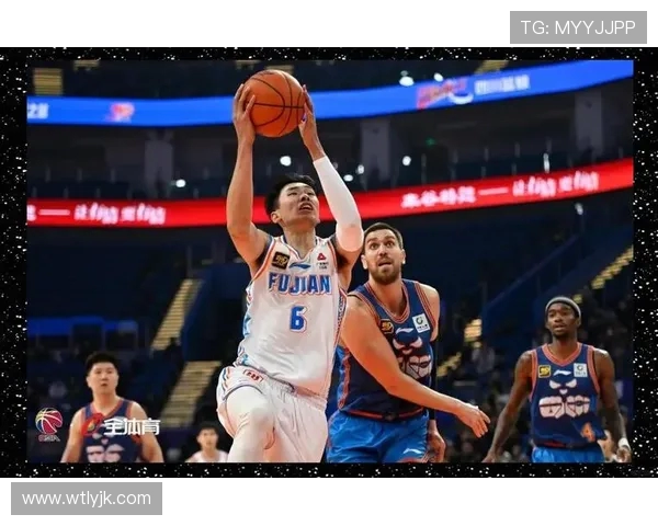 激情对决直播CBA上海队迎战深圳队全力争胜精彩瞬间不容错过